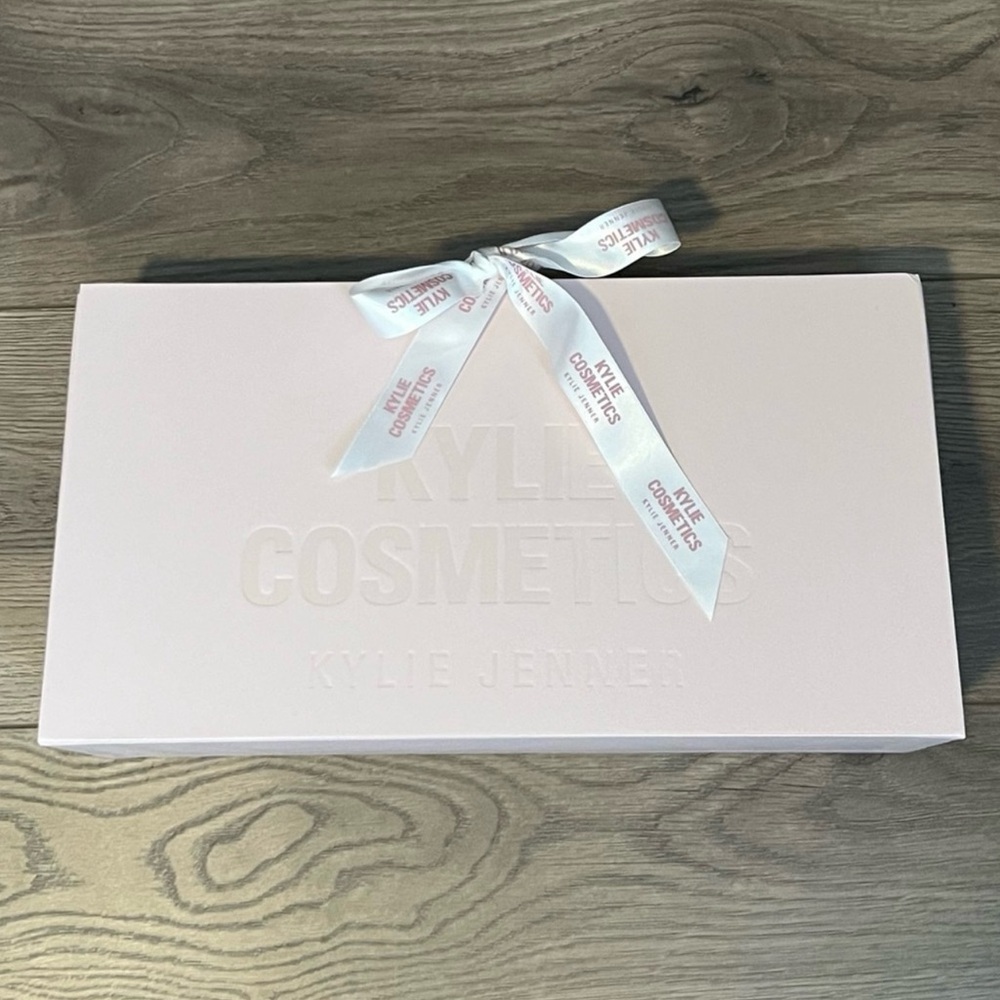 Kylie Cosmetics Holiday PR Box - Picture 2 of 2